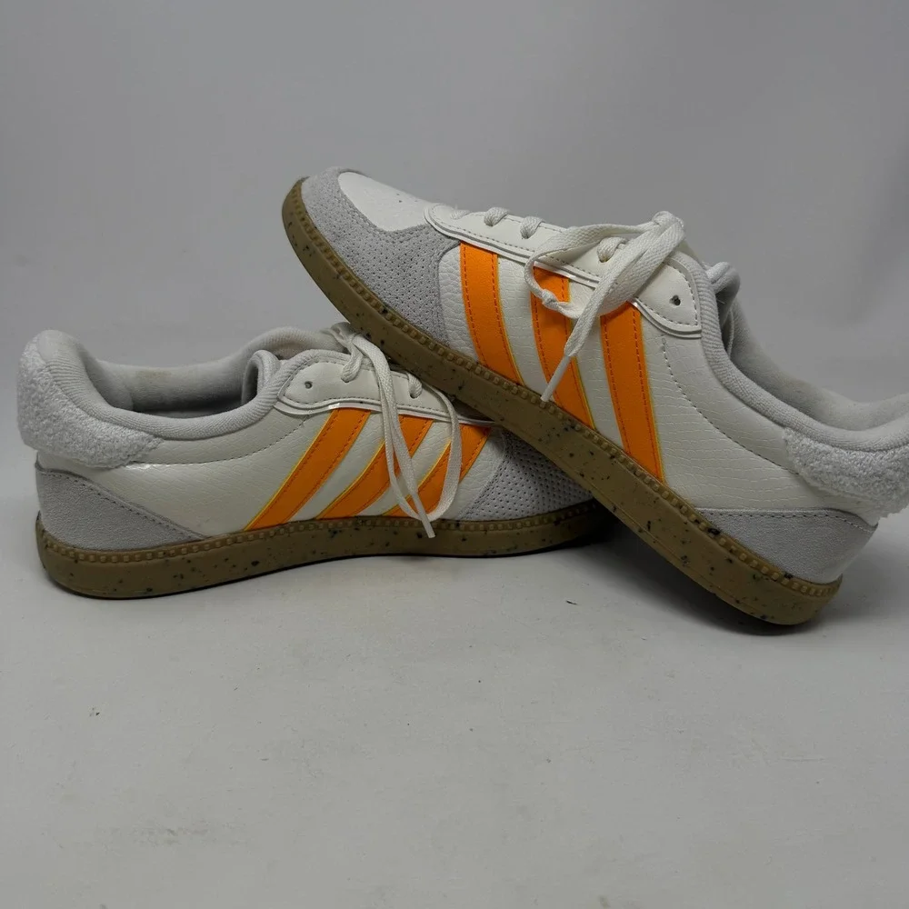 Adidas Sneakers Mens 9.5 IH7753 White Orange Snakeskin Texture Gum Sole EUC